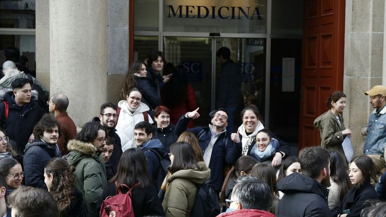 El Sergas propone un complemento de hasta 120 euros para los mir y los sindicatos reclaman un acuerdo global