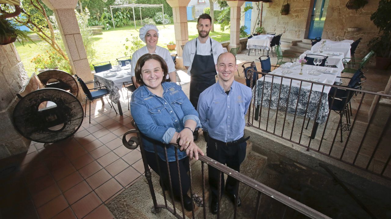 El matrimonio al frente de O Pazo de Canedo