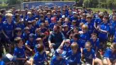 Mata posa en 2018 con los niños del campus de verano del Real Oviedo