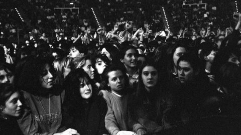 PÚBLICO EN EL CONCIERTO DE LA UNIÓN EL 19 DE OCTUBRE DE 1991 EN EL QUE SE GRABÓ EL DISCO TREN DE LARGO RECORRIDO