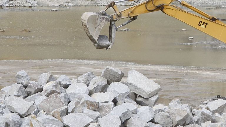 Un hombre sorprendido preparando explosivos para romper una piedra en Meis alega que estaba pasando necesidad y por eso aceptó el trabajo