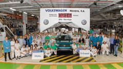 Plantilla de Volkswagen Navarra posado junto al primer T-Cross producido en serie en la fbrica navarra