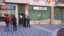 Agentes de la Policía Local de Siero, delante del lugar donde se ha producido el acuchillamiento en Lugones
