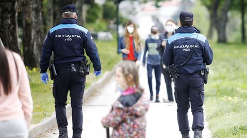 Nios y agentes de Polica en Vigo