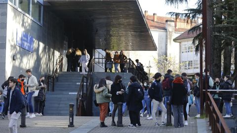 Imagen de archivo de estudiantes de la USC en las puertas de la biblioteca Concepción Arenal