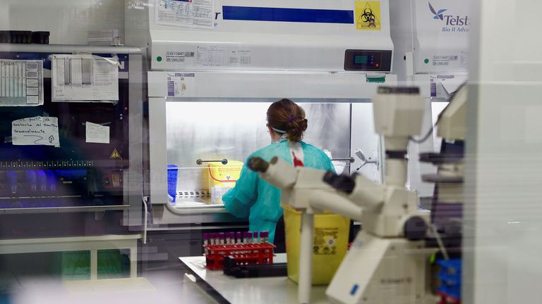 Laboratorio de virología del HUCA