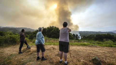 Vecinos de A Canicouva observan el avance del fuego hacia el río Ulló