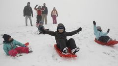 La nieve atrae a numerosas familias a O Cebreiro