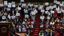 Diputados muestran carteles contra la jubilación a los 64 años durante la intervención de la primera ministra, Elisabeth Borne.