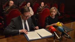 Alfredo Canteli y Rosina Lpez-Alonso firman el acuerdo de colaboracin entre el Ayuntamiento de Oviedo y el CSIC
