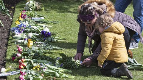 Numerosos ciudadanos se acercaron este lunes a la verja del castillo de Windsor para depositar flores en recuerdo del duque de Edimburgo