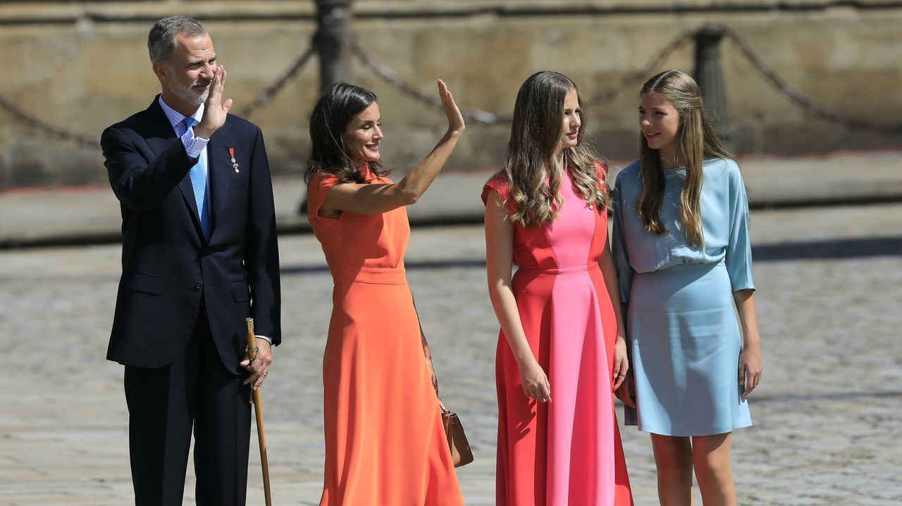 Felipe VI hace historia con la tercera ofrenda consecutiva al Apstol.Manu Chao, durante una actuacin en A Corua hace aos