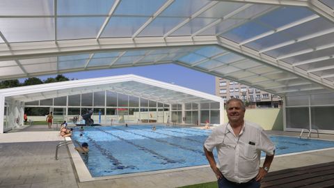 Avelino Iglesias muestra en la piscina municipal de Sigeiro, Oroso, una de las obras de Pipor ms contempladas en el rea compostelana al estar a la vista del pblico