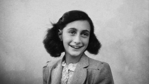 Retrato de Anne Frank.