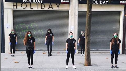 Trabajadoras de uno de los bares de Oviedo, durante los minutos de silencio