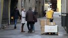 Un repartidor distribuye paquetería en una zona peatonal del casco histórico de Monforte