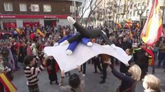 Varios manifestantes mantearon muñecos de Pedro Sánchez y Puigdemont en la calle Ferraz, donde se encuentra la sede del PSOE
