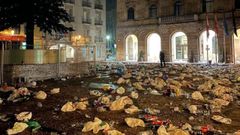 Residuos en la plaza Mayor de Gijón tras la fiesta de Nochevieja