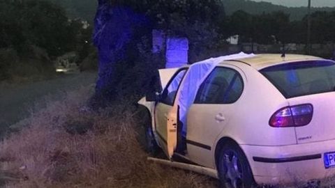 El vehículo salió de la carretera y chocó contra un pilar en una carretera secundaria en Manzaneda