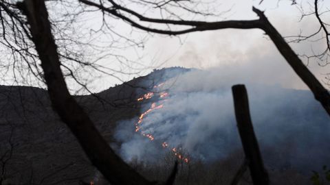 Uno de los incendios forestales en Ablaa
