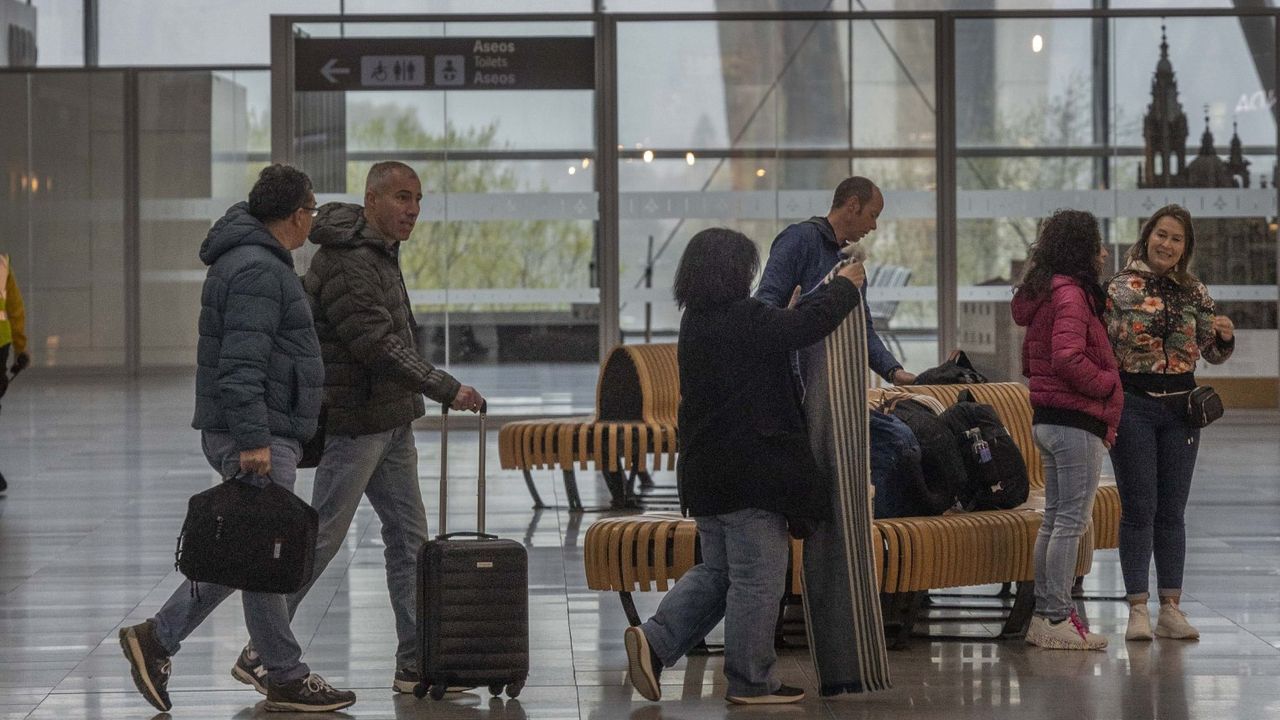 Llegada a Noalla en Sanxenxo de un peregrino franc�s que hizo el Camino de Santiago desde Alsacia.Pasajeros en la terminal de salidas del aeropuerto de Santiago, en una imagen de archivo.