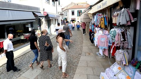 Los establecimientos no pueden abrir en Portugal hasta las once, hora espaola