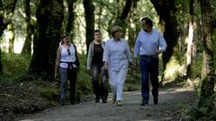 Merkel y Rajoy conversan durante la caminata desde O Pino