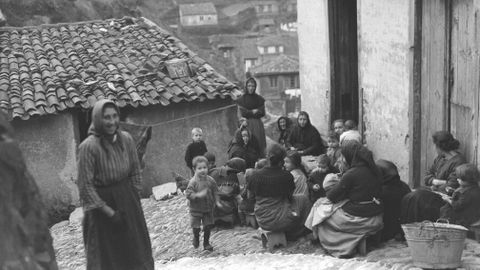 Mujeres y ni�os jugando a  La Loter�a 