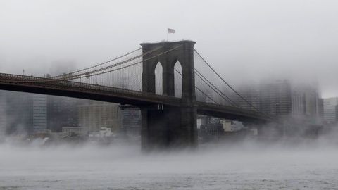 El puente de Brooklyn cubierto de una densa capa de niebla