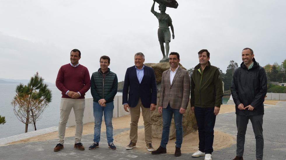 As&iacute; qued&oacute; el edificio de Churruchaos despu&eacute;s de su reforma.Telmo Mart&iacute;n y Luis L&oacute;pez, en el centro, en una visita al mirador de A Peixeira al acabarse las obras, en una imagen de archivo
