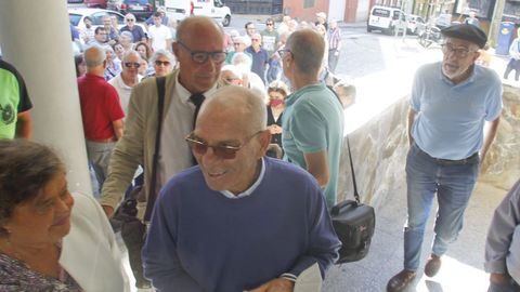 Rafael Pillado, flanqueado por su letrado Jess Porta y la abogada Cristina Almeida, a su entrada en los juzgados de Ferrol el pasado septiembre.