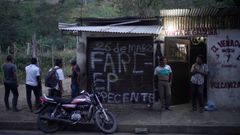 FARC-EP presente mensaje escrito en la pared de un taller mecnico, en la carretera entre El Palo y Toribio, donde unos guardias indgenas fueron asesinados por disidentes de las FARC