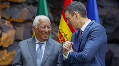  El primer ministro de la República Portuguesa, Antonio Costa, junto al Presidente del Gobierno, Pedro Sánchez, en la cumbre hispano-portuguesa celebrada en Lanzarote.  