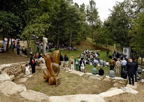 Na festa inaugurouse a escultura Irmaus, do escultor Manuel Penn.