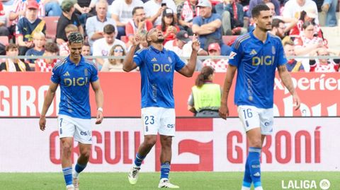 Rond�n, en el centro, celebra su gol al Girona con Ilyas y Carmo