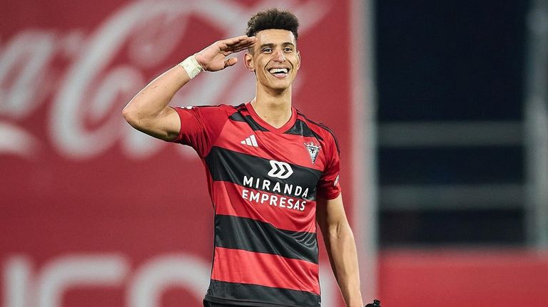 Ilyas Chaira celebra un gol con el Mirandés