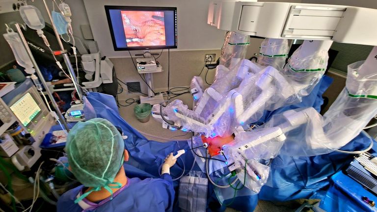 Condenan a una mutua a pagar 31.000 euros de una operación con el robot Da Vinci en Vigo