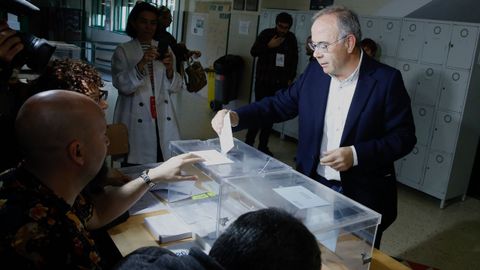 El candidato al a alcaldi de Santiago por el PSOE, Xos Snchez Bugallo, vot en el IES Xelmrez