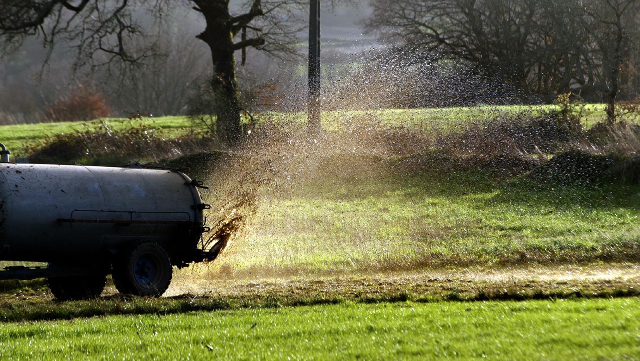 Actividad de una cisterna esparciendo purn en una finca de Carballedo, en una imagen de archivo