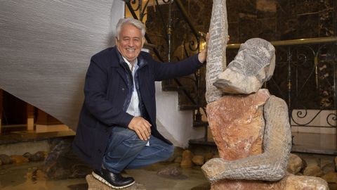 Ghaleb Jaber Ibrahim, en la escultura que preside el hall del Hotel Araguaney