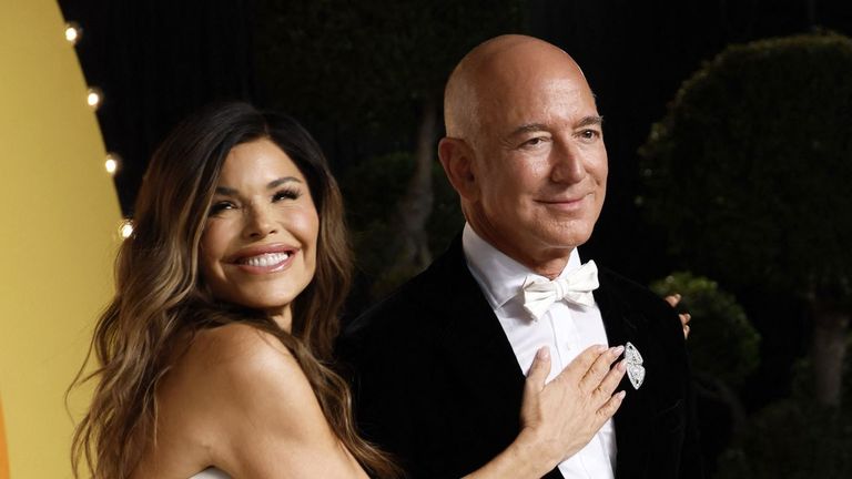 Jeff Bezos junto a su mujer Lauren Sánchez