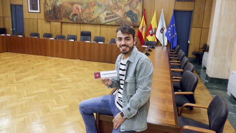 Raúl Santamaría en el salón de plenos de Vilagarcía, donde ejerce de concejal del PP