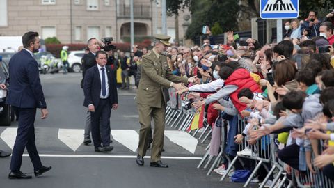El rey, el pasado 26 de abril, en Sarria, saludando a los vecinos acompañado por parte de sus escoltas