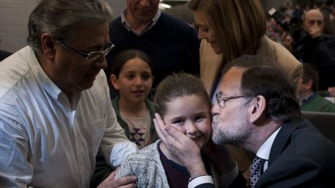 Rajoy besando a una nia en Sevilla