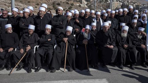 Miembros de la comunidad drusa protestan a las puertas de un colegio electoral durante las elecciones locales en la aldea de Majdal Shams, en los Altos del Goln, Israel