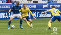 Ortu�o trata de controlar un bal�n ante Sergio Gonz�lez