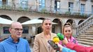 Vzquez Barquero, Natalia Gonzlez y Alba Iglesias, en la Praza de San Martio, donde Jcome dijo que agrupara todos los servicios sociales.