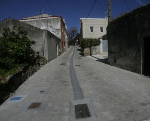 Pavimento renovado de la calle del Ro.