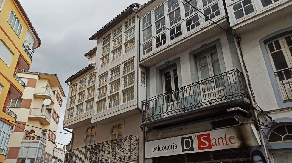 Edificios de tipolog�a antigua junto a otros modernos en una calle del centro de Monforte