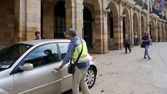 Agentes de la UDEF, tras registrar el Ayuntamiento de Oviedo